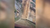 Paura sulla strada: davanti all'auto c'è una cascata di fango