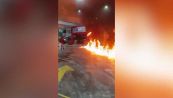 Scoppia la rissa: il motociclista impazzisce e dà fuoco al distributore