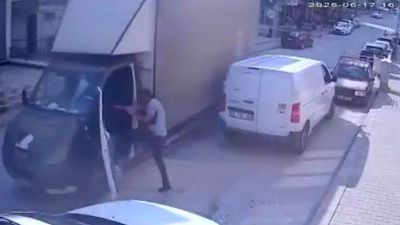 Panettiere eroe ferma furgone fuori controllo: l'impresa diventa virale