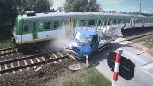 Furgone bloccato sui binari: travolto dal treno per un errore
