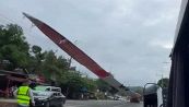 Guidano in strada: all'improvviso appare una pala eolica di 90 metri