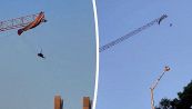 Parapendista appeso ad una gru a 60 metri per 4 ore