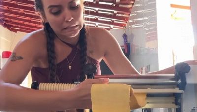 Vuol fare la pasta a mano ma combina un disastro imprevedibile