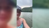 Si fa un selfie sul fiume quando dietro di lei spunta una terribile minaccia