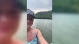 Si fa un selfie sul fiume quando dietro di lei spunta una terribile minaccia