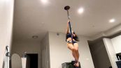 Vuole fare la fenomena: la pole dance finisce in un disastro