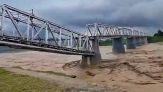 L'alluvione è inarrestabile: crolla il ponte ferroviario