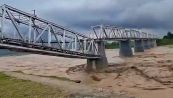 L'alluvione è inarrestabile: crolla il ponte ferroviario