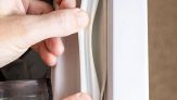 Come pulire il frigo con la carta di credito: il trucco geniale