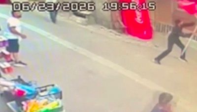 Il folle salvataggio del gatto con l'ombrellone da gelateria