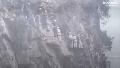 La pioggia torrenziale blocca gli scalatori: aggrappati alle rocce sullo strapiombo