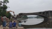 Assistono alla distruzione del ponte ma al crollo accade l'imprevisto