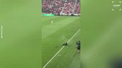 Panico allo stadio: spidercam prende fuoco, cade e si schianta al suolo