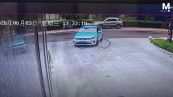 Artista romantico o tassista fortunato? Disegna due cuori con l'auto