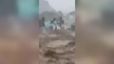 L'alluvione è devastante: case e ponte travolti
