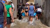 L'acqua invade le strade: la tradizione dell''a Chiena' a Campagna