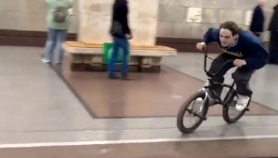 Follia in metropolitana: da una banchina all'altra con la BMX volando sopra i binari