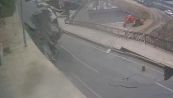 Crolla un muro di contenimento e la strada va giù: il video scioccante
