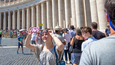Overtourism, come evitare la folla durante le vacanze: le 6 regole