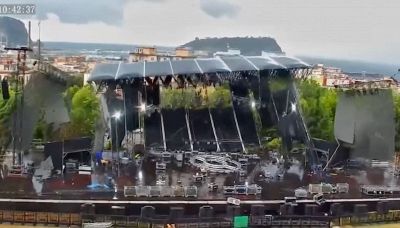 Napoli, vento abbatte il palco: il crollo all'ex Base Nato di Bagnoli