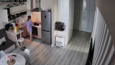 Acqua sull'olio bollente, l'errore in cucina fa scoppiare un incendio