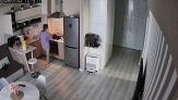 Acqua sull'olio bollente, l'errore in cucina fa scoppiare un incendio