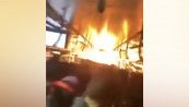 Incubo sul treno: le fiamme invadono il vagone ferroviario