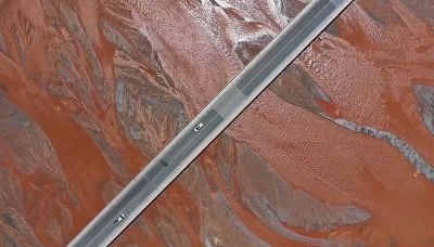 Lo spettacolo è da brividi: il fiume si tinge di rosso