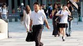 Tokyo, donne in rivolta dopo l'ok ai pantaloncini in ufficio: colpa degli uomini troppo pelosi