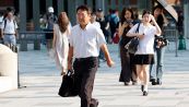Tokyo, donne in rivolta dopo l'ok ai pantaloncini in ufficio: colpa degli uomini troppo pelosi