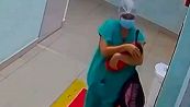 Infermiera finge di essere incinta per rapire un neonato: la zia del piccolo scopre tutto