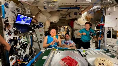 Torta spaziale sulla ISS, il compleanno in orbita degli astronauti