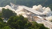 Demolizione spettacolare: il ponte viene giù in due secondi