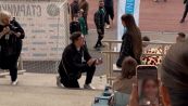 La proposta di matrimonio non va come sperato, lei fugge via
