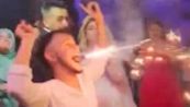 Festeggia con un fumogeno in bocca: tragedia sfiorata al matrimonio
