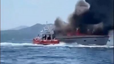 Sardegna, yacht in fiamme a Tavolara: per salvarsi si buttano in mare