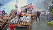 New Jersey, il soffitto cede all'improvviso tra gli scaffali: il video