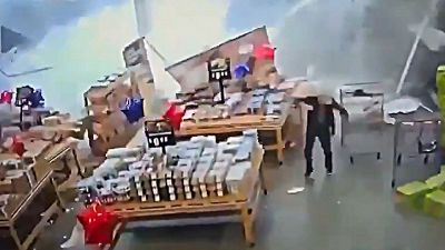 New Jersey, il soffitto cede all'improvviso tra gli scaffali: il video