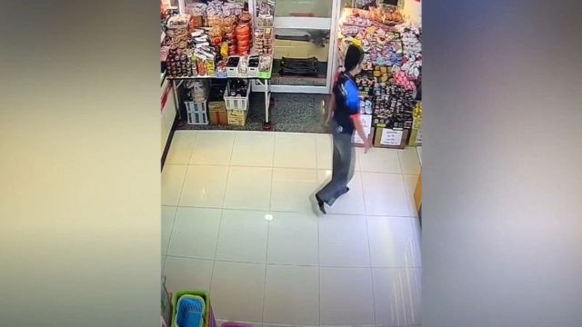 In negozio entra il 'mostro'