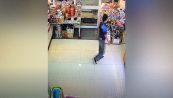 Un 'mostro' entra in negozio: panico tra i clienti