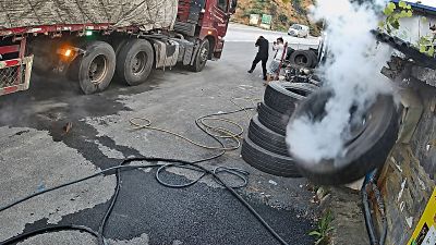 Cina, si distrae mentre gonfia la gomma del Tir a Liuzhou: esplode tutto
