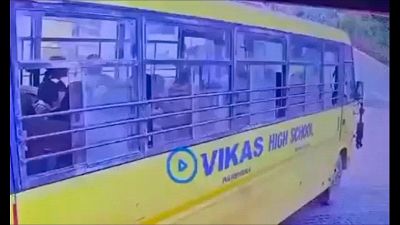 India, scuolabus perde entrambe le ruote posteriori in corsa: il video virale