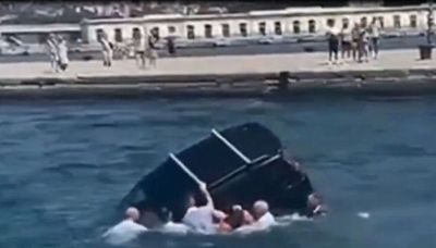 Trieste, auto finisce in mare: militari si tuffano, il video del salvataggio