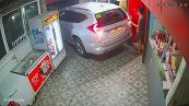 Parcheggia il SUV nel negozio, la manovra sembra impossibile: il video