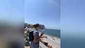 Si gode il panorama, il sole e un gelato. Poi la sorpresa