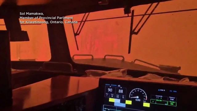 Treno è avvolto dalle fiamme