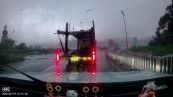 Il tornado spazza via tutto: auto sollevate in aria