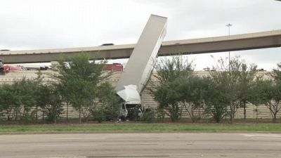 Terrificante scontro tra tir: autoarticolato resta sospeso dall'autostrada