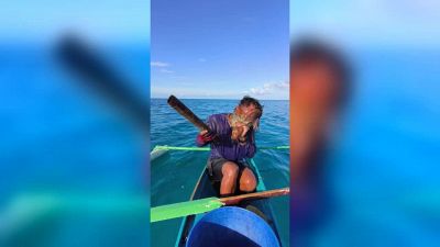 Aiuto! Un polpo in faccia: la lotta col pescatore è incredibile