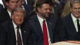 Figuraccia di Donald Trump al funerale: il video è virale